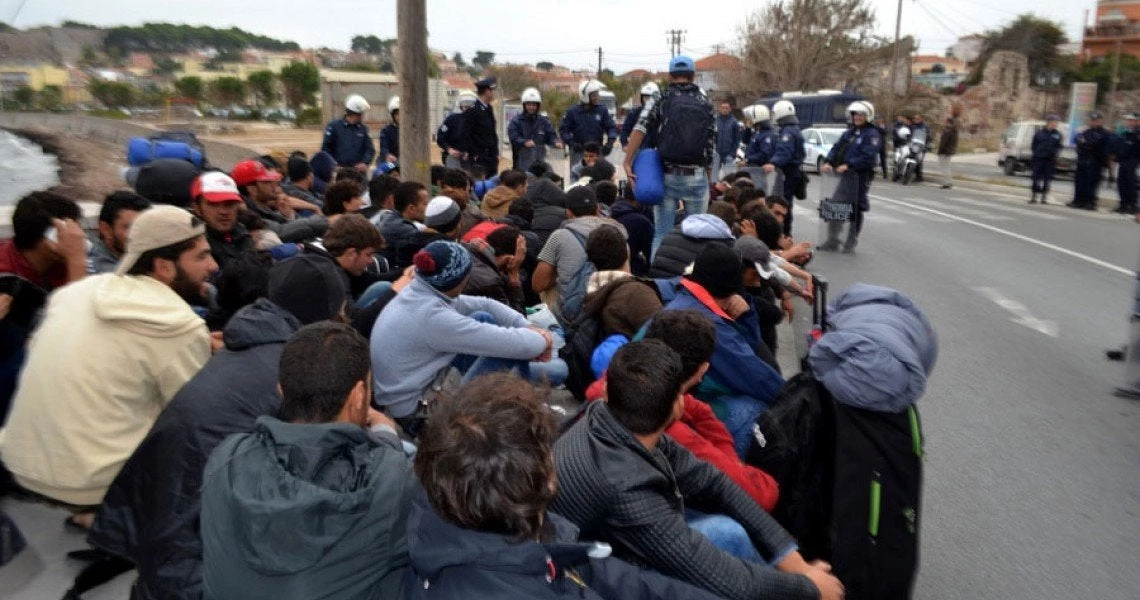 Ταυτόχρονο εσωτερικό και εξωτερικό μέτωπο: Παίρνουν εντολές οι μετανάστες στον Έβρο: «Καθίστε κάτω, κλείστε τους δρόμους» – Σχέδιο αποσταθεροποίησης;